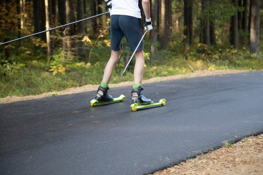 Bromsar på rullskidor genom att ploga
