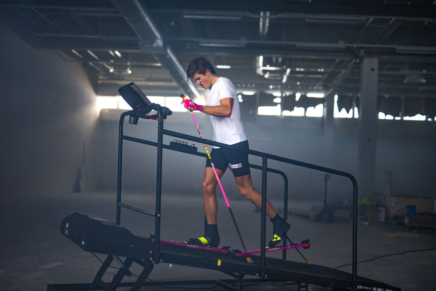 Johannes Høsflot Klæbo åker rullskidor på löpbandet